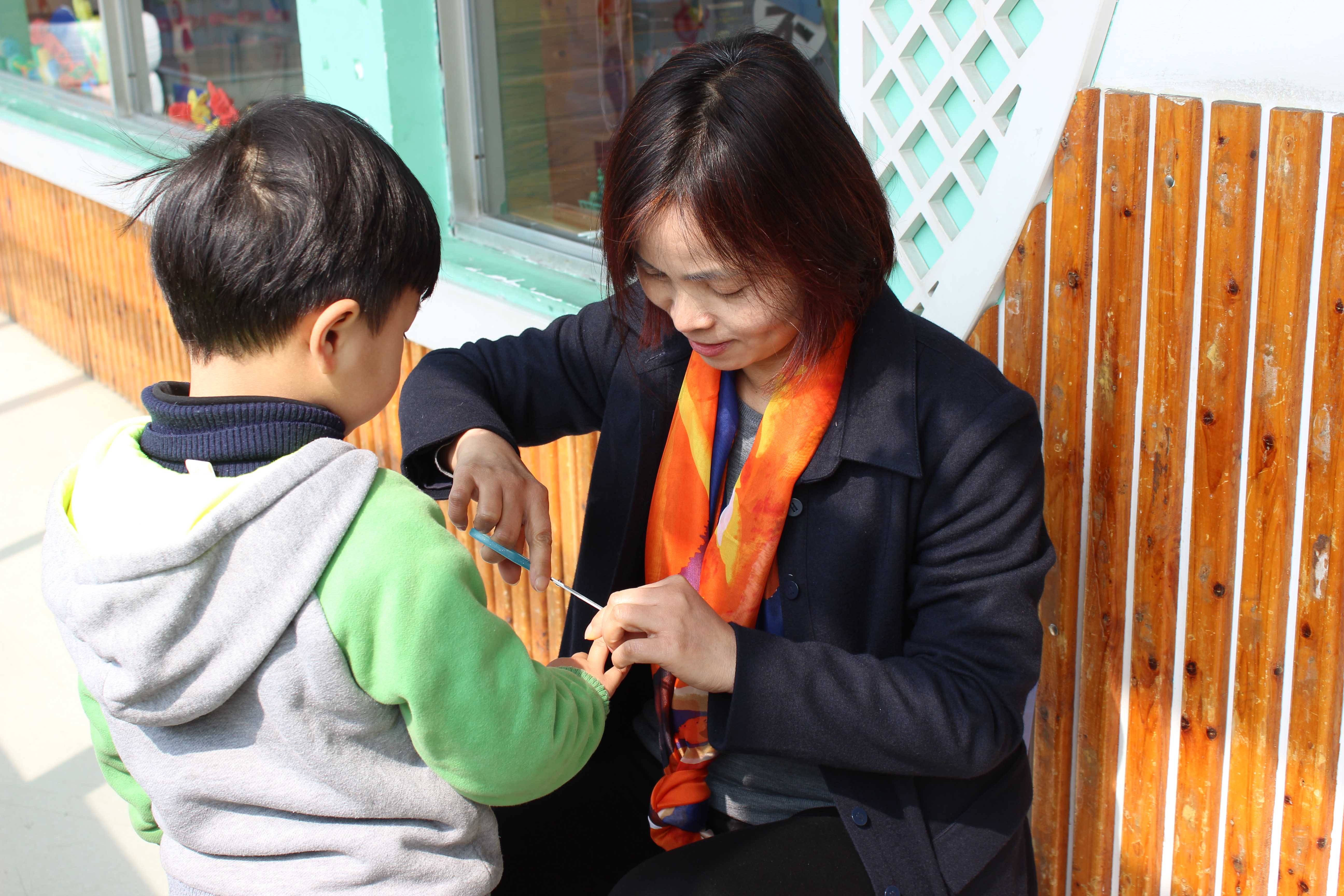 幼儿园三八节，向辛勤付出的员工致敬，120名员工的金链子背后的故事