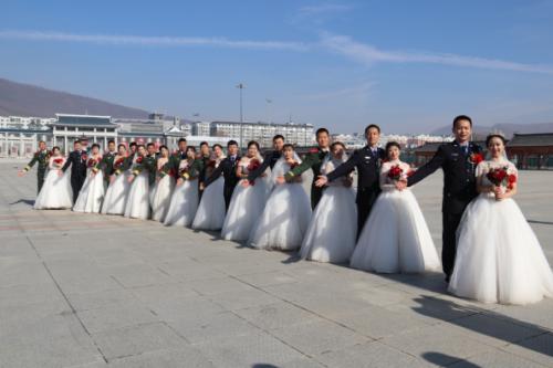 婚纱下的青春记忆，新娘穿校服登台，新郎深情红了眼眶