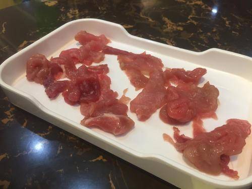两顾客自助餐偷拿肉事件，消费背后的道德考量