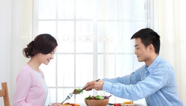 丈夫抱怨没吃到鸡蛋 女子崩溃掀桌这是一个涉及到家庭矛盾和情感冲突的情况。在这种情况下，丈夫抱怨没有吃到鸡蛋，可能只是他对于日常生活中某些细节的不满或失望的表达。而女子的崩溃和掀桌则可能反映了她对此次事件的情绪反应，可能是因为她觉得被误解或者是因为压力累积到一定程度而爆发。
