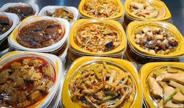 1万7月子餐像预制菜我理解您可能是在谈论关于月子餐的问题，并提到它们像预制菜。月子餐在中国传统中是非常重要的一部分，专为产妇在产后恢复期间提供营养和调理身体的食物。至于它们是否像预制菜，这取决于多种因素。