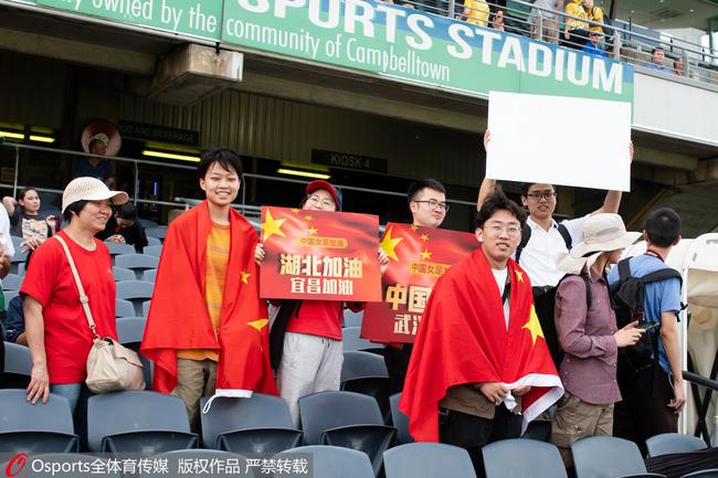 于金永赛后挥舞旗帜与球迷互动于金永赛后挥舞旗帜与球迷互动的激情时刻