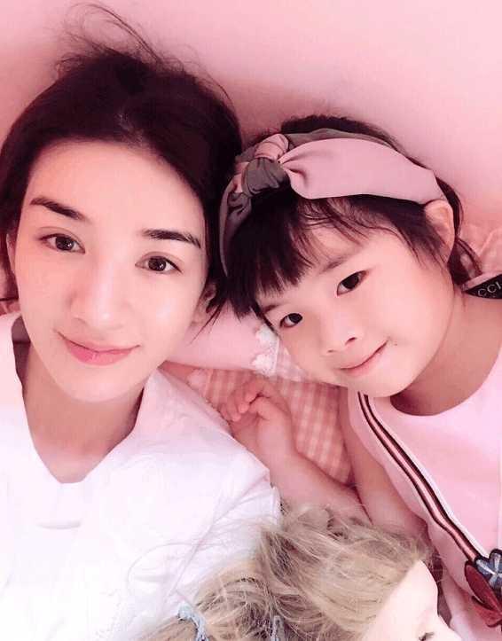 黄奕和女儿黄奕，中国内地女演员、歌手，曾经出演过上错花轿嫁对郎还珠格格第三部等影视作品。关于她的女儿，有以下信息可供参考