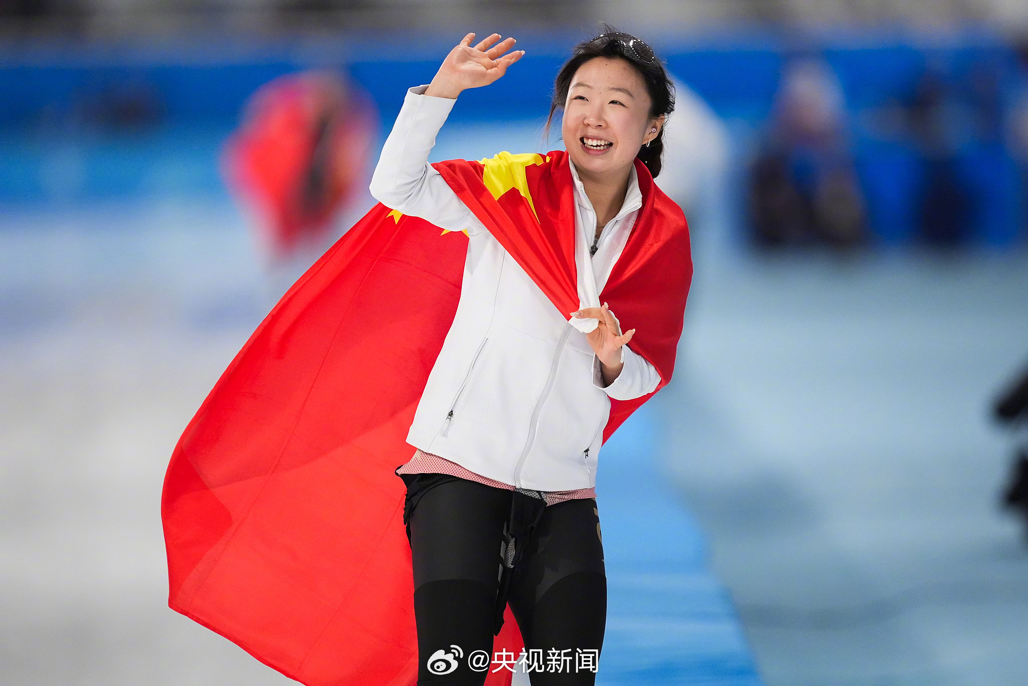中国姑娘夺冠含泪高举五星红旗中国姑娘夺冠含泪高举五星红旗，荣耀背后的故事