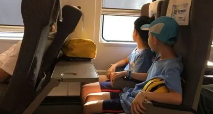带四个小孩怎么坐高铁带四个小孩坐高铁可能会有些挑战，但以下是一些建议和步骤，帮助您更好地管理和安排这次旅程