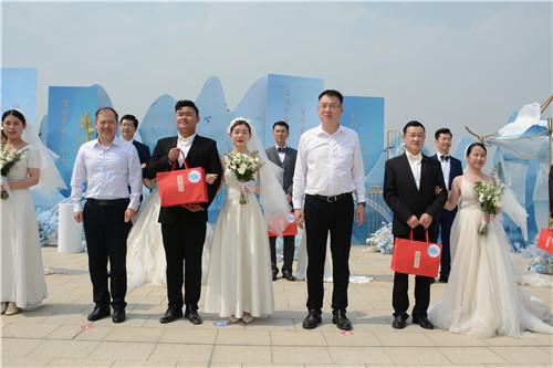 宣传部部长七夕为新人证婚七夕节作为中国传统的情人节，有着悠久的历史和文化内涵。在这个浪漫的节日里，宣传部部长为新人证婚是一件充满温馨和浪漫的事情。这样的活动不仅能够弘扬传统文化，也能够传递正能量，促进社会的和谐发展。