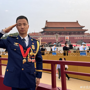 消防员观礼戴6枚勋章消防员观礼戴勋章，荣耀时刻的见证者