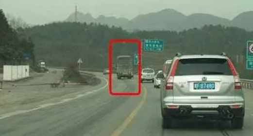 洛阳一车高速逆行