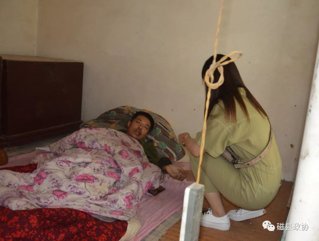 女童伴父母腐尸独处