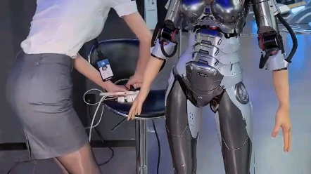机器人与女生的冲突，一场不应发生的较量