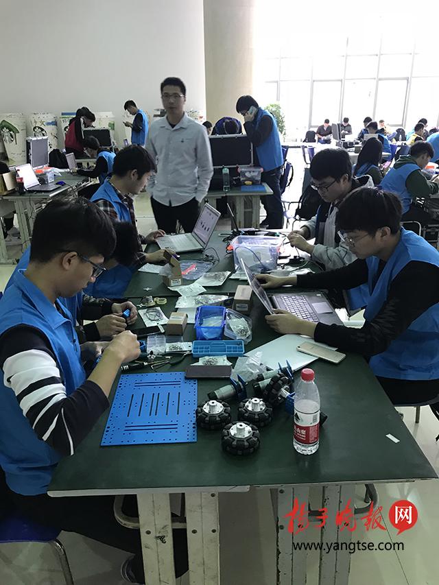 美女机器人击败对手后拍屁股挑衅视频，科技与传统竞技的碰撞