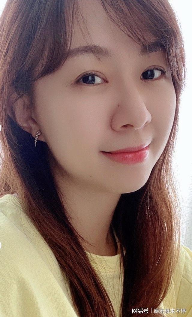 50岁林志玲一袭红裙现身芭莎