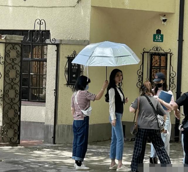 杨幂拍戏被粉丝偶遇