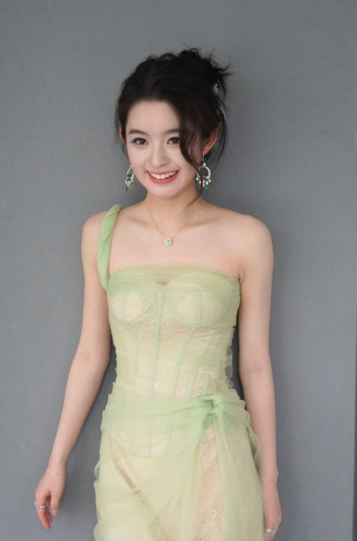 中传回应会否录取黄杨钿甜，一场关于未来的热议
