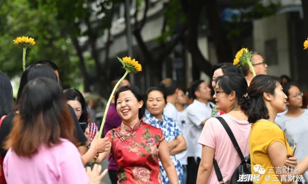 高考穿旗袍举向日葵的寓意深度解读
