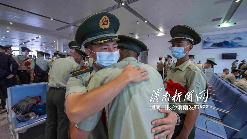 连救五人的军官归队了，英雄荣耀，众志成城