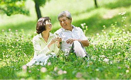 父母参团赴日旅游，意外带回20万保健品——一场关于健康投资的探讨