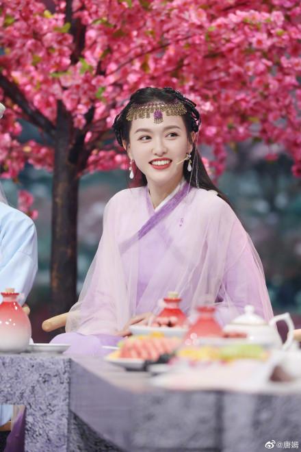 李雪琴礼服造型亮相，惊艳众人又传瘦了不少