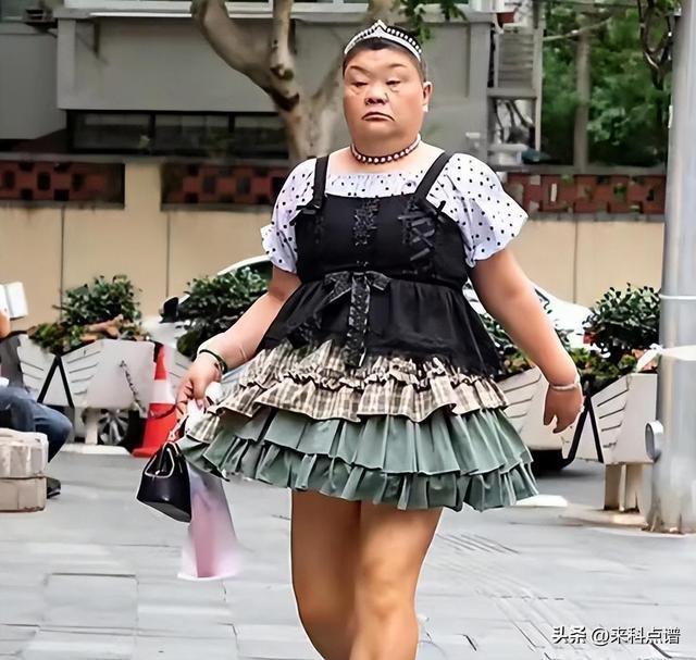 保洁阿姨的创意改造，厕所女标识穿上裙子，背后的故事温暖人心