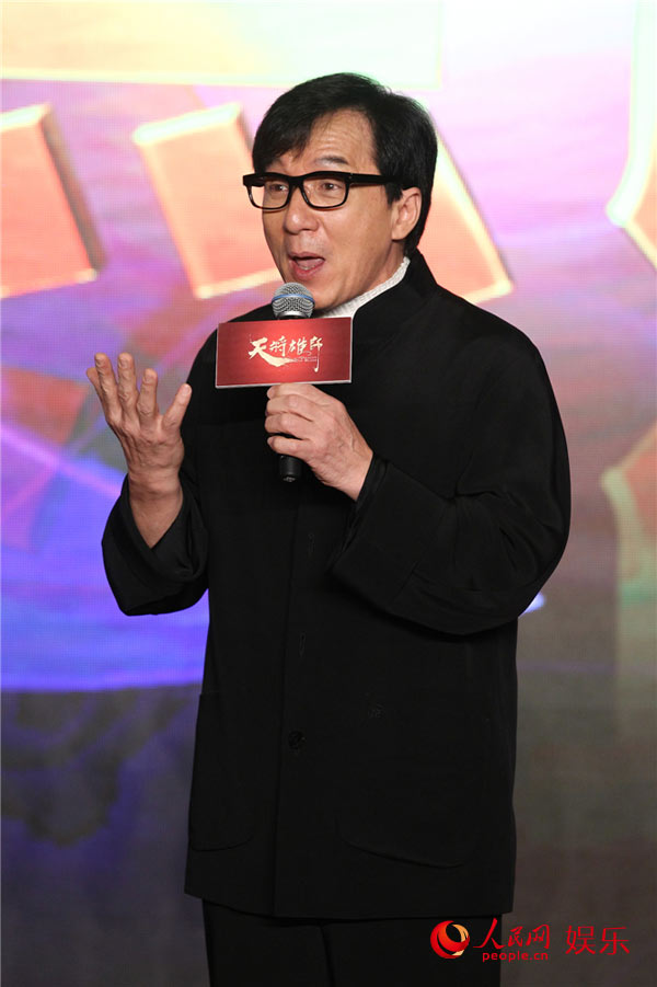成龙接受杨澜采访，电影传奇与人生感悟的碰撞