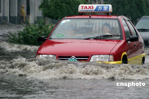 河南许昌破纪录暴雨：行车如行船